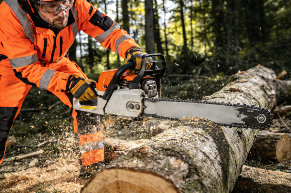 Construction and forestry saws